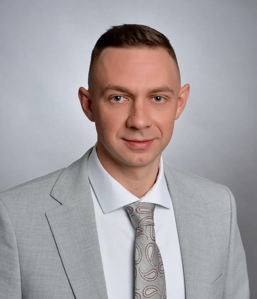 Nieznany mężczyzna w garniturze rozmawia o ofertach na kredyt na dom.